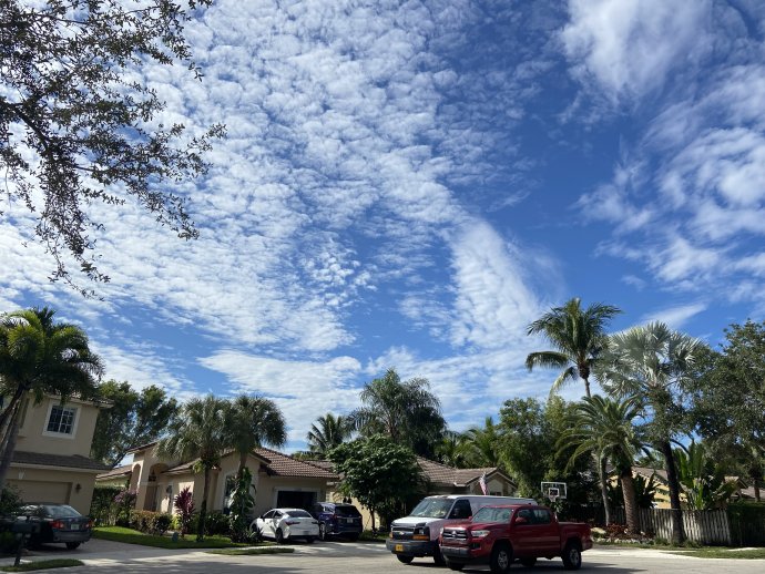 Víte, jak je vám hned líp, když je venku hezky? Takhle jasné nebe je na Floridě většinu roku (když nepočítáme hurikány). Foto: Jana Ciglerová, Deník N