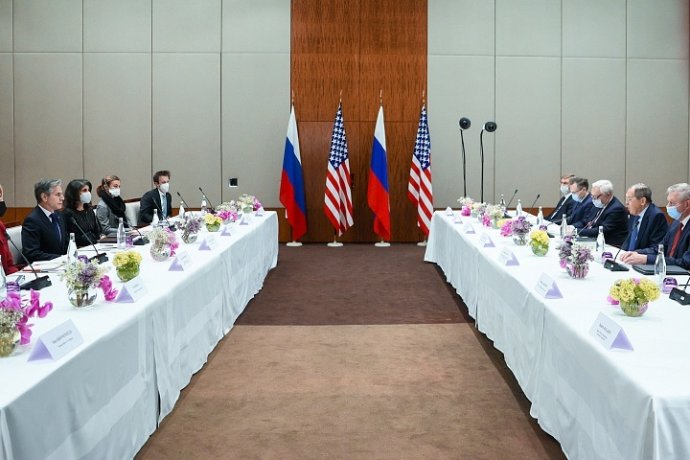 Příkop mezi zeměmi ministrů zahraničí USA Blinkena (první zleva) a Ruska Lavrova (druhý zprava) v Ženevě je široký. Foto: ruské ministerstvo zahraničí, mid.ru