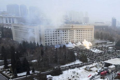 Radnice v Almaty během kazachstánských nepokojů. Foto: Jan Blagov, AP/ČTK