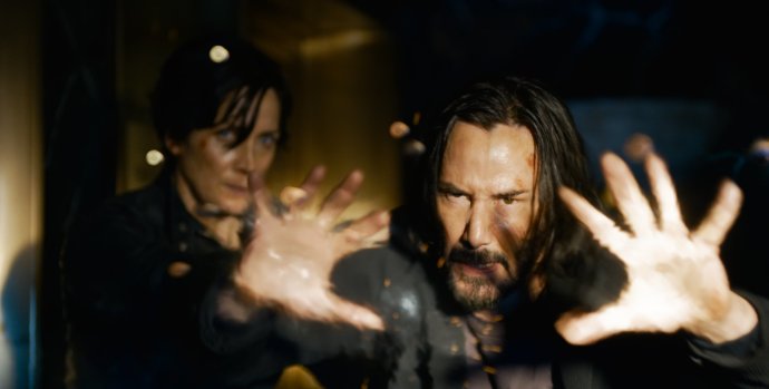 Zastavovat střely dá čím dál větší práci. Keanu Reeves a Carrie-Anne Mossová v The Matrix Resurrections. Foto: Vertical Entertainment