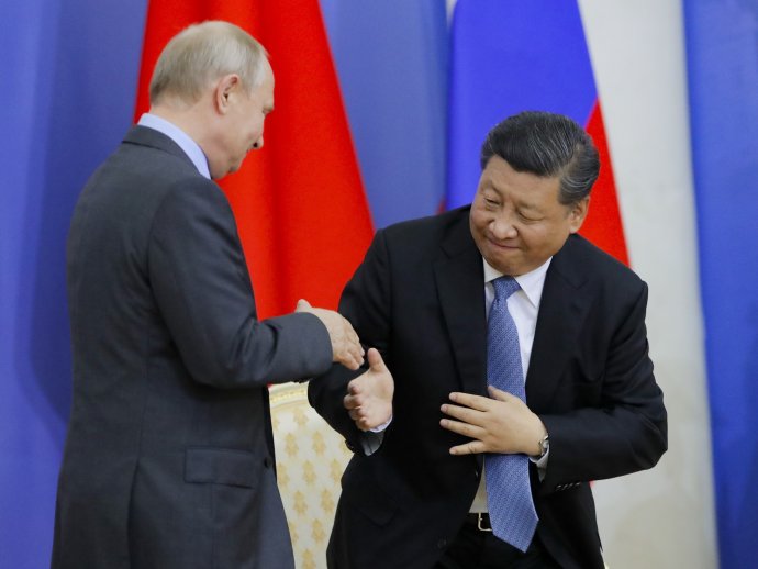 Dneska pomůžeme my vám, zítra vy nám (Vladimir Putin a Si Ťin-pching). Ilustrační foto: ČTK/AP