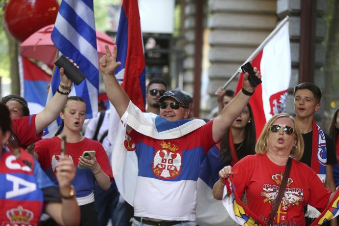 Fanoušci se v Melbourne radují nad Djokovičovým „vítězstvím“ u soudu. Foto: ČTK/AP