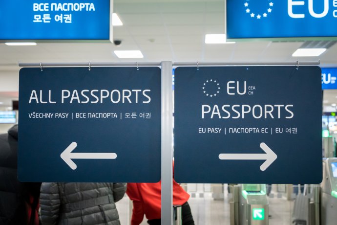Rozdělení cestujcích na ty schengenské s pasy EU a ty ostatní na pražském letišti V. Havla. Foto: Uskarp2, Adobe Stock