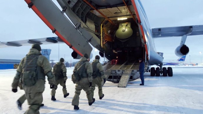 Ruští výsadkáři nastupují do letadla k nasazení jako „mírotvorci“ při nepokojích v Kazachstánu. 6. 1. 2022. Foto: ruské ministerstvo obrany