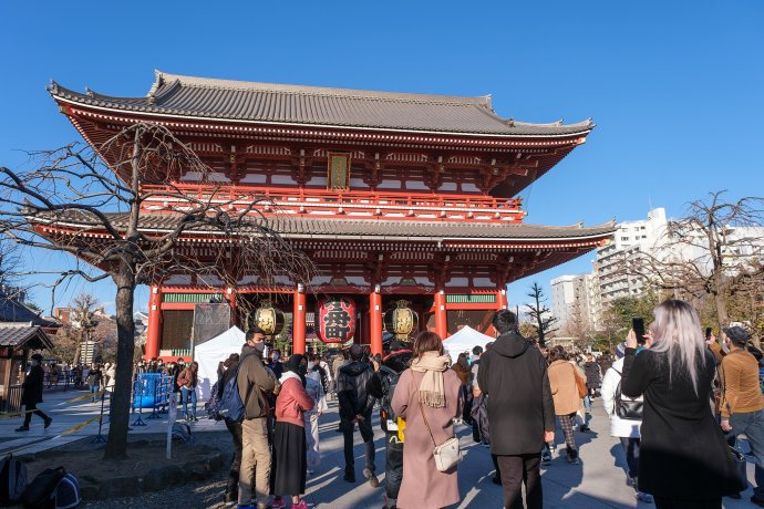 První den nového roku se rodina hned ráno vypraví na hacu-móde, „první poklonění“, do své nejbližší šintóické svatyně, poděkovat božstvům kamisama za dobře prožitý starý rok a doufat v dobrý rok začínající. Foto: Real Estate Japan from Tokyo, Japan, CC BY 2.0, Wikimedia Commons