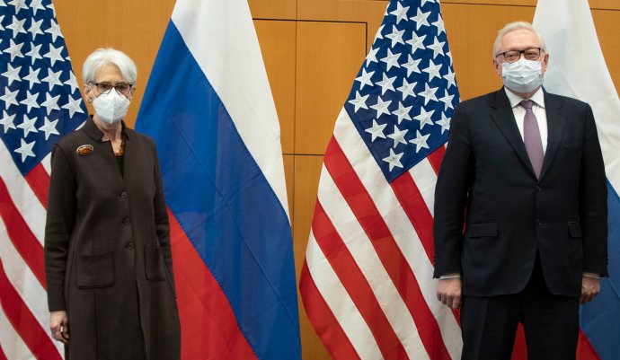 Náměstkyně ministra zahraničí USA Shermanová a náměstek ruského ministra Rjabkov na jednání v Ženevě. Foto: US State department