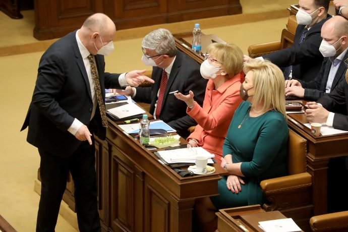 Poslanci hnutí ANO během jednání Sněmovny o vyslovení důvěry vládě Petra Fialy. Foto: Ludvík Hradilek, Deník N