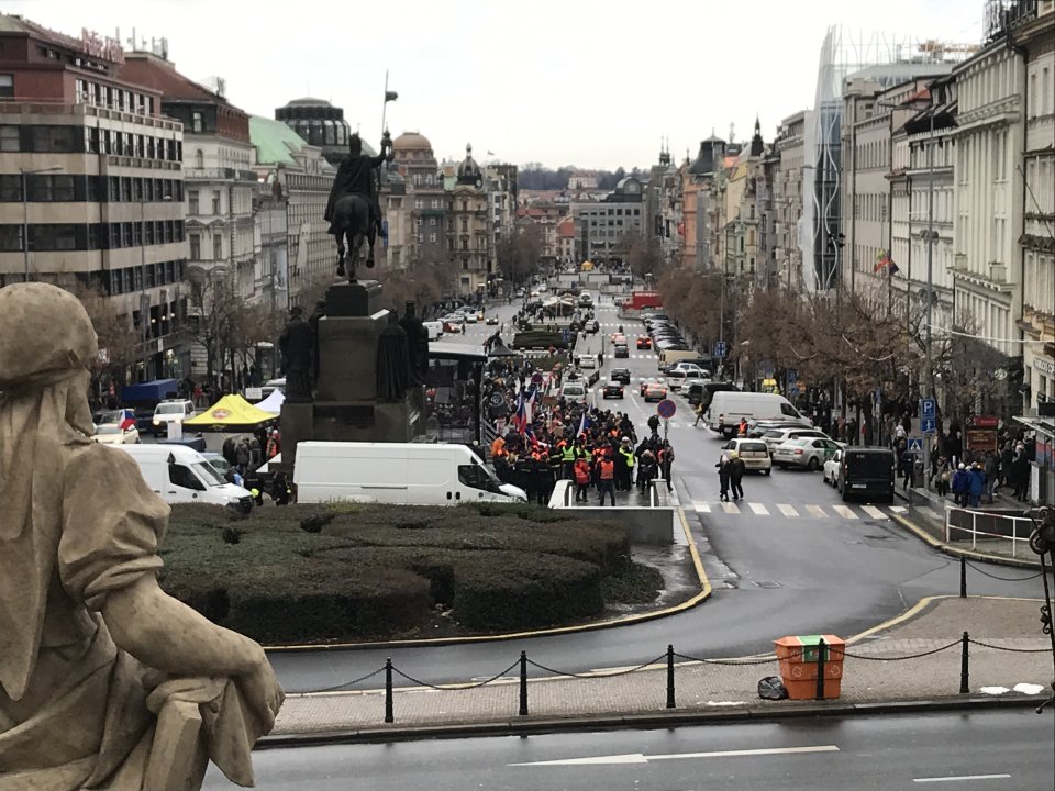 Demonstrace spolku Chcípl PES na pražském Václavském náměstí. Foto: Michal Tomeš, Deník N