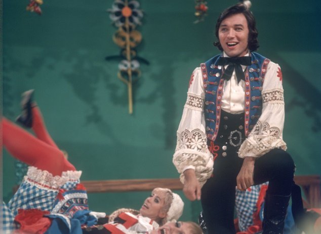 Karel Gott v silvestrovském pořadu západoněmecké televize ZDF v roce 1971 v roli lidového barda z východu. Foto: ČTK/ZDF