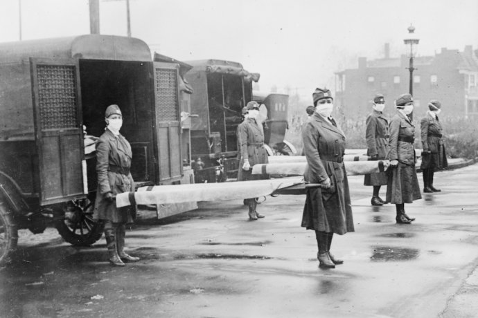 Motorizované jednotky amerického Červeného kříže v St. Louis během španělské chřipky v roce 1918. Foto: Library of Congress, public domain, autor neznámý.