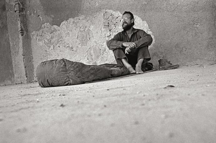 Fotograf Koudelka spal vždy a všude ve spacáku, věčný poutník. Repro z knihy Josef Koudelka - Deníky / Torst