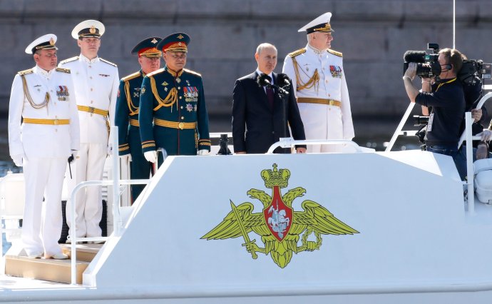 Putinovi toho už moc nezůstalo, ale ruská armáda stále ještě budí strach. Proto se s ní kremelský vládce tak rád chlubí. Ilustrační foto: kremlin.ru