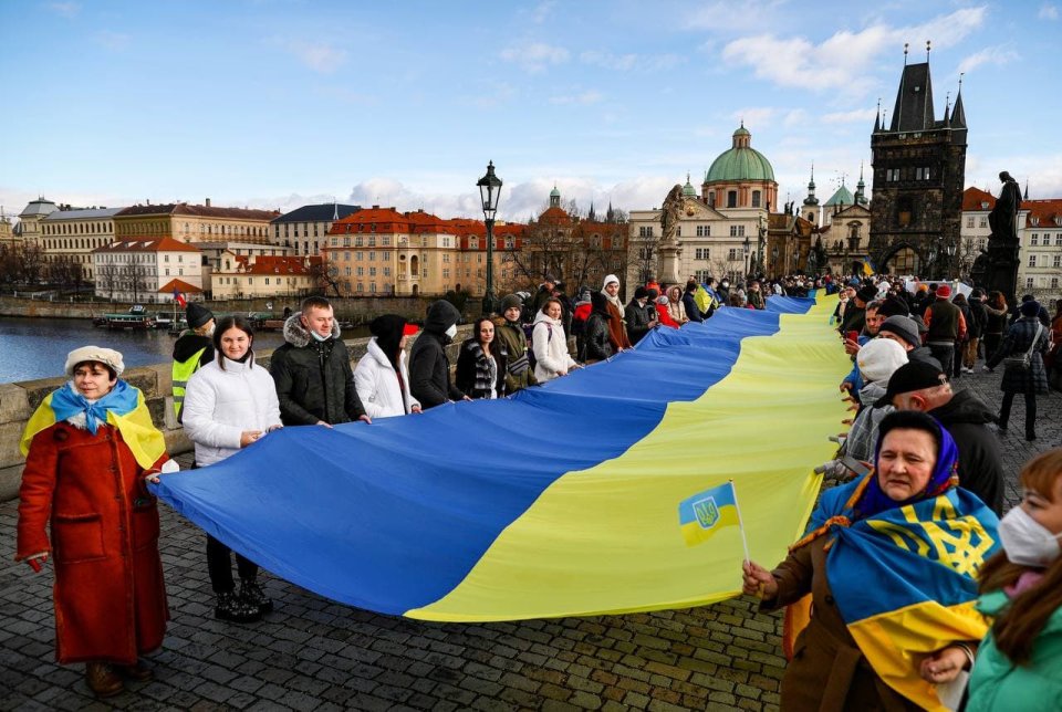 Demonstrace na Karlově mostě v Przae na podporu Ukrajiny. Foto: Gabriel Kuchta, Deník N