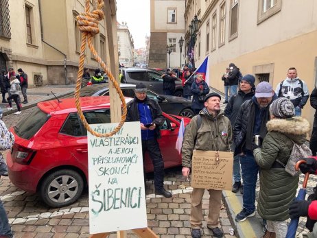 Šibenice na demonstraci proti pandemickému zákonu přes Sněmovnou. Foto: Deník N
