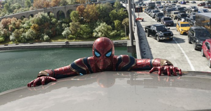 Tom Holland jako Spider-Man v nesnázích. Foto: Falcon