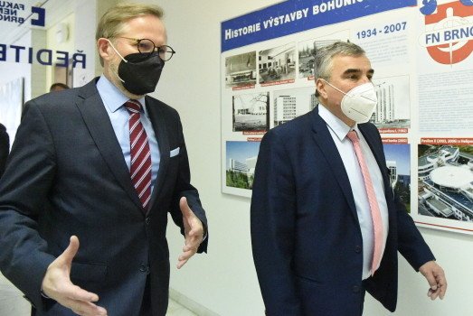 Premiér Petr Fiala (vlevo) navštívil 10. ledna 2022 Fakultní nemocnici Brno. Vpravo je ředitel nemocnice Jaroslav Štěrba.