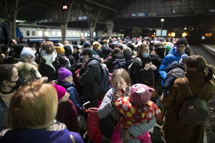 Z Ukrajiny nyní utíkají stovky tisíc lidí. Foto: Gabriel Kuchta, Deník N