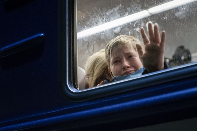 Vlak ze Lvova do Polska je jedna z možností, jak se dostat z Ukrajiny. Čekají na ni tisíce lidí. Foto: Gabriel Kuchta, Deník N