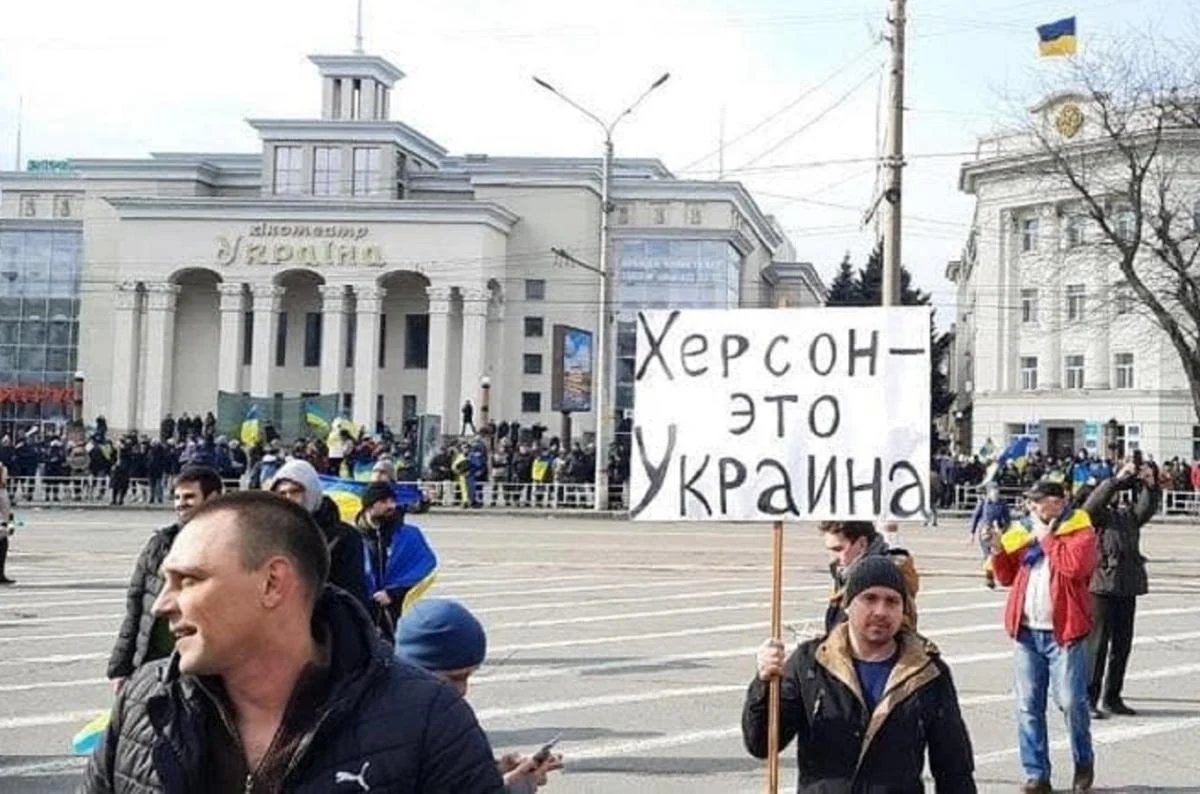 Protesty v okupovaném Chersonu. „Cherson je Ukrajina,“ stojí psáno na tabuli. Rusky, ne ukrajinsky. Foto: UNIAN