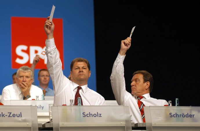 Současný německý spolkový kancléř Olaf Scholz a jeho tehdejší předchůdce a Putinův přítel Gerhard Schröder na jednání SPD v Berlíně v roce 2003. Foto: Christian Thiel, Imago / Reuters
