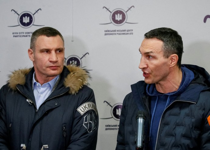 Někdejší boxerští šampioni Vladimir a Vitalij Kličkovi při otevření náborového centra ukrajinské územní obrany 2. února 2022 v Kyjevě. Foto: Gleb Garanič, Reuters