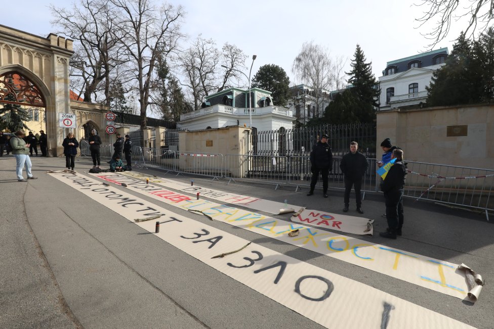 Ruská ambasáda je jedním z míst, na které se nový postup Česka nevztahuje. Foto: Ludvík Hradilek, Deník N