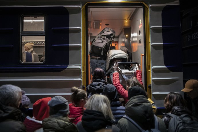 „Lidé odchází z Ukrajiny, protože tam neměli vyhlídky do budoucnosti. Nakonec zůstanou tam, kde před sebou budoucnost zase uvidí,“ říká ekonom Štěpán Mikula. Foto: Gabriel Kuchta, Deník N