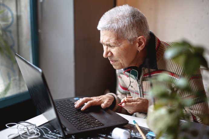 Instalaci programu do počítače u nás zvládá jen 3,1 % starobních důchodců, změnu aplikace 2,6 % z nich. Ilustrační foto: Adobe Stock