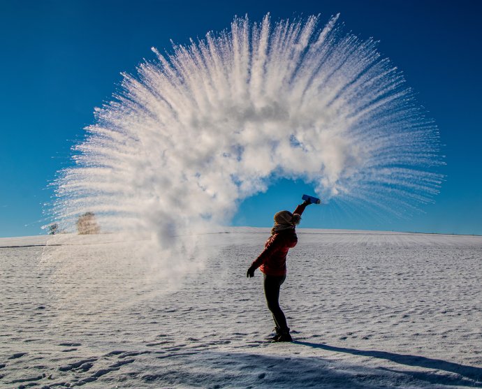 Voda může mrznout velmi spektakulárním způsobem, když víte, jak na to. Foto: Adobe Stock