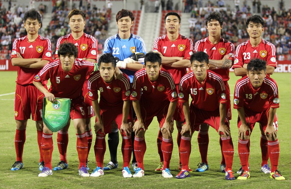 Čínská národní reprezentace pózuje pro skupinový snímek, listopad 2011. Na mistrovství světa se čínští fotbalisté probojovali jen v roce 2002. Foto: Doha Stadium Plus Qatar, Wikimedia CC BY 2.0