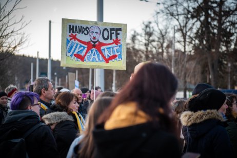 Před ruským konzulátem v Brně protestují lidé na podporu Ukrajiny. Foto: Tomáš Hrivňák, Denník N