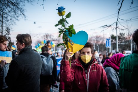 Před uzavřeným generálním konzulátem Ruska v Brně dnes lidé pokojně protestovali proti invazi na Ukrajinu. Foto: Tomáš Hrivňák