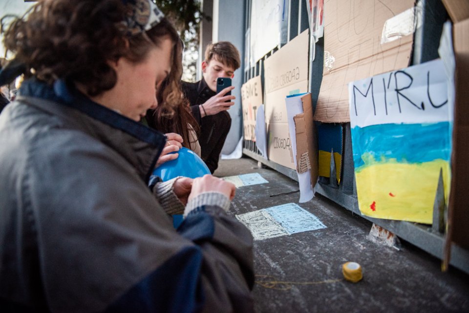 Fotky, nápisy a vzkazy visely v únoru na plotě konzulátu v Brně. Mnoho jich spojovalo Putina s nacistickým diktátorem Adolfem Hitlerem. Foto: Tomáš Hrivňák