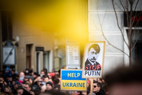 Některé transparenty přirovnávaly ruského prezidenta Putina k Adolfu Hitlerovi. Foto: Tomáš Hrivňák