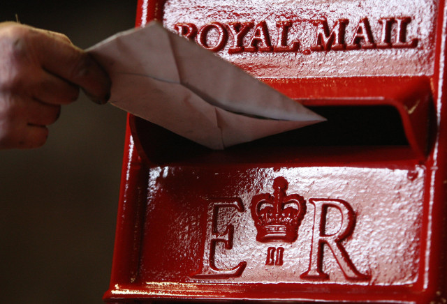 Tradičně červená poštovní schránka britské služby Royal Mail. Foto: ČTK / PA Wire