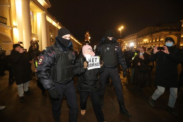 Zatýkání na protestní akci proti válce na Ukrajině – v první den invaze -v Petrohradu. Foto: ČTK