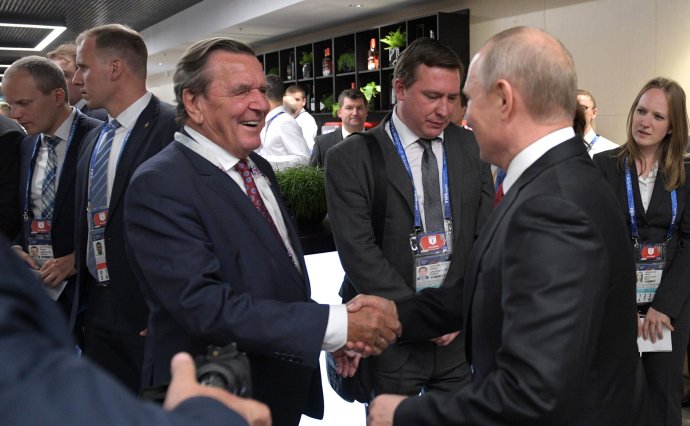 Gerhard Schröder s Vladimirem Putinem v Petrohradě během MS ve fotbale v roce 2018. Foto: Kreml, kremlin.ru