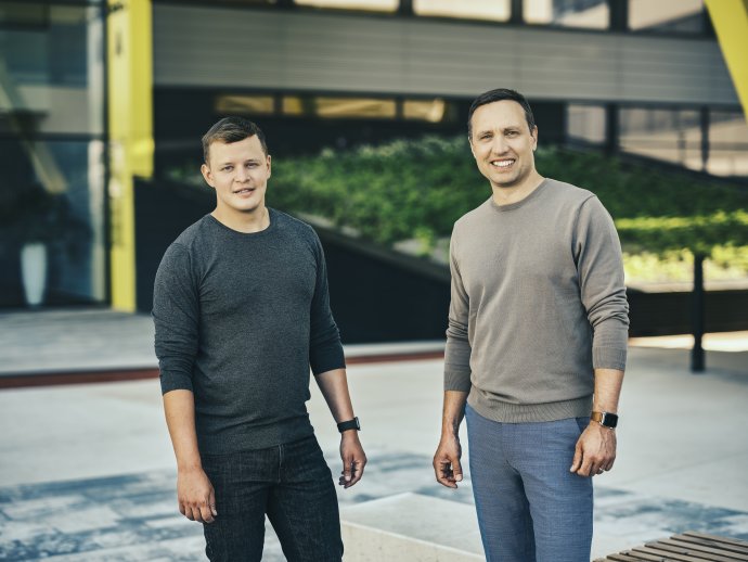 Daniel Hejl (vlevo) a Hubert Palán, zakladatelé miliardové IT firmy Productboard, která je teprve druhým českým byznysovým jednorožcem. Foto: Productboard