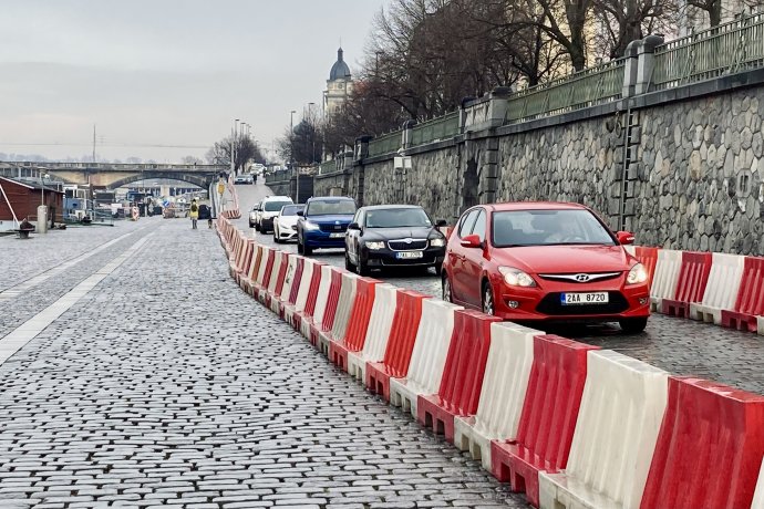 Ještě nedávno se tu pořádaly trhy a různá umělecká vystoupení. Teď se z pražské Náplavky načas stala rušná vozovka. Foto: Prokop Vodrážka, Deník N