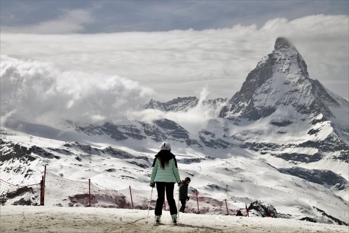 Lyžování na ledovci Theodul nad švýcarským Zermattem s výhledem na Matterhorn. Foto: Pasja1000, Pixabay