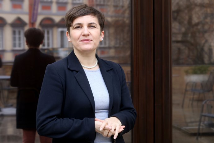 „Na poslaneckém klubu se neustále řeší, že je třeba lépe komunikovat. Řešíme i strategii, aby to bylo srozumitelné a lidi chápali, co se děje. Moc bych si přála, aby komunikace byla lepší.“ Foto: Ludvík Hradilek, Deník N