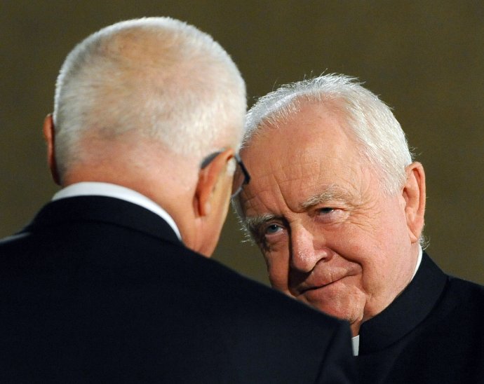 V roce 2011 udělil tehdejší prezident Václav Klaus (vlevo) u příležitosti státního svátku 28. října Petru Piťhovi Medaili Za zásluhy za zásluhy o stát v oblasti vědy, výchovy a školství. Foto: ČTK