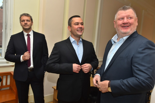 Odsouzený právník David Michal (uprostřed) s lobbistou Ivem Rittigem (vpravo) v roce 2015 u soudu v kauze Oleo Chemical. Foto: ČTK