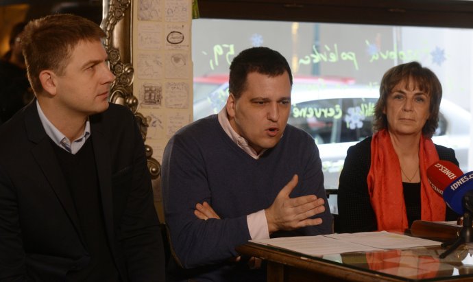 Členové petičního výboru na podporu rodiny Michalákových, europoslanci Petr Mach, Tomáš Zdechovský a Jitka Chalánková na snímku z roku 2016. Ilustrační foto: ČTK