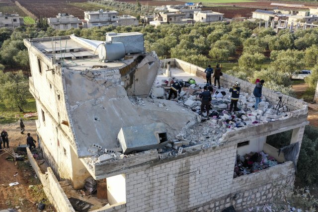Zničený dům na severu Sýrie, v němž se ukrýval lídr Islámského státu abú Ibráhím Hášimí Kurajší. Foto: ČTK/AP