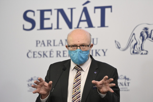 Ministr zdravotnictví Vlastimil Válek (TOP 09) hájil v Senátu novelu pandemického zákona, ale marně. Foto: ČTK
