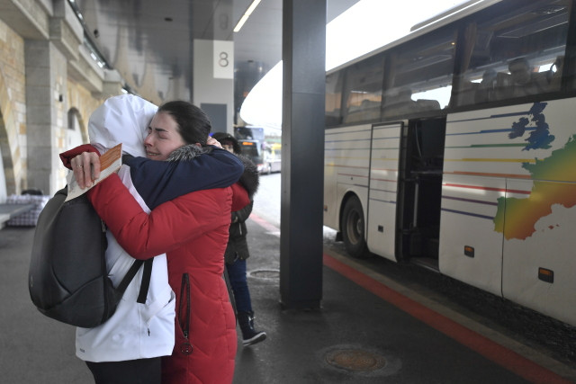 Žena se loučí na pražském autobusovém nádraží Florenc před odjezdem za rodinou na Ukrajinu, kterou napadlo Rusko. Foto: ČTK