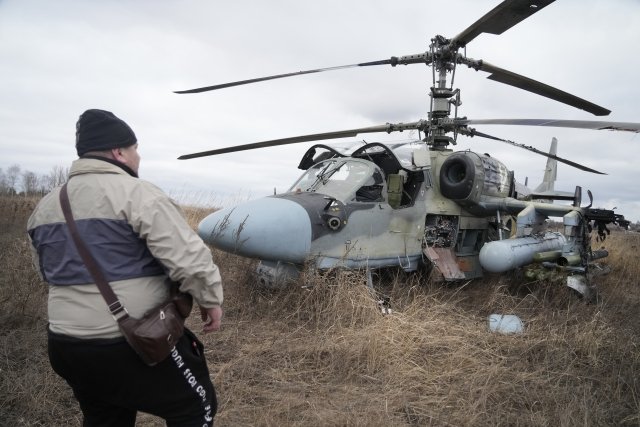 Ruský bitevní vrtulník Ka-52 po vynuceném přistání u Kyjeva. Brzy ráno ruské ministerstvo obrany vydalo zprávu o tom, že zničilo ukrajinskou protivzdušnou obranu. S největší pravděpodobností to není pravda. Foto: ČTK