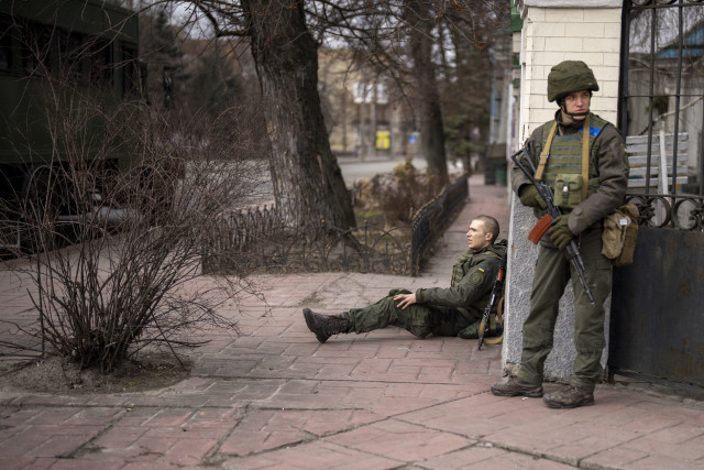Zraněný ukrajinský voják sedí opřený o zeď po střelbě v Kyjevě. „Pokud vy, lídři EU a lídři svobodného světa nepomůžete dnes Ukrajině, zítra zaklepe válka i na vaše dveře,“ oznámil představitelům sedmadvacítky ukrajinský prezident Volodymyr Zelenskyj. Foto: ČTK