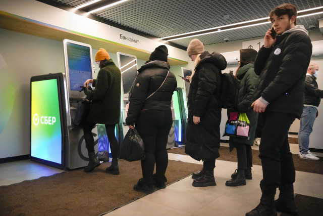 Rusové v pondělí kvůli nejnovějším sankcím oblehli bankomaty a směnárny. Foto: ČTK